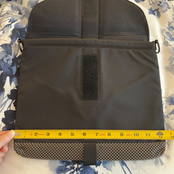 One (1) WaterField iPad/Tablet Cushioned Bag + Shoulder Strap - Picture 9 of 10